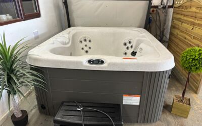 Getaway 4 Seat Hot Tub 13 Amp (Normal Plug Socket) (Age 2022)