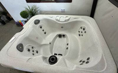 Getaway 4 Seat Hot Tub 13 Amp (Normal Plug Socket) (Age 2022)