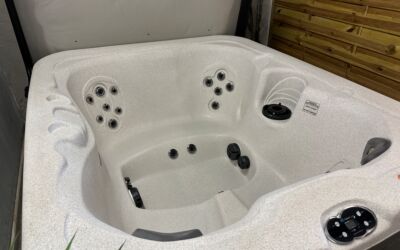 Getaway 4 Seat Hot Tub 13 Amp (Normal Plug Socket) (Age 2022)